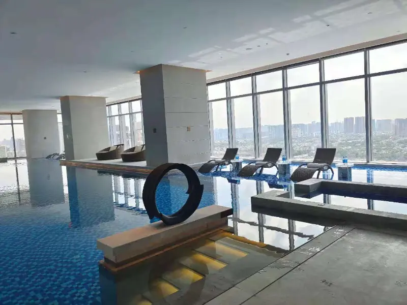 Blueway Swimming Pool varmepumpe og klimaanlæg sikrer komfort året rundt på Chengdu Bay Hotel Sky Infinity Pool