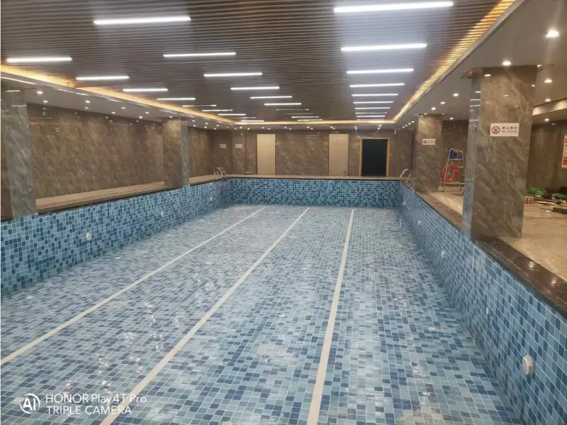 Blueway varmepumpe forbedrer den indendørs swimmingpools komfort på Yabowen No.1 Mansion Residential Project